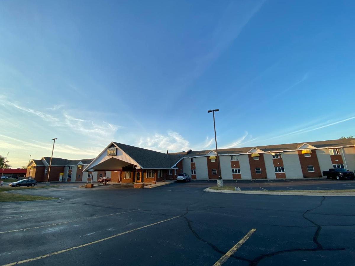 Fleetwood Inn Suites Cheboygan Exterior photo